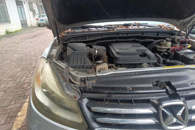 Used JMC Yusheng S350 2013 2.4T Automatic 2WD Diesel Ultra-Luxury 5-Seater Engine Bay Right