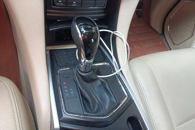 Used JMC Yusheng S350 2013 2.4T Automatic 2WD Diesel Luxury 7-Seater Gear Lever
