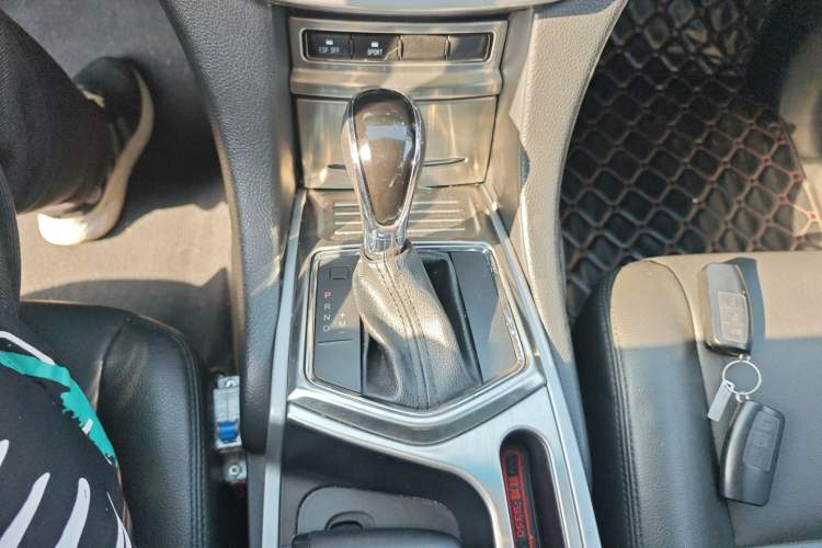 Used JMC Yusheng S350 2013 2.4T Automatic 2WD Diesel Luxury Edition 5 Seats Gear Lever