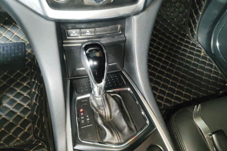 Used JMC Yusheng S350 2013 2.4T Automatic 2WD Diesel Luxury Edition 5 Seats Gear Lever
