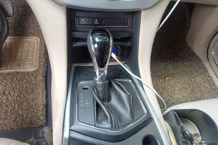 Used JMC Yusheng S350 2013 2.4T Automatic 2WD Diesel Ultra-Luxury 5-Seater Gear Lever