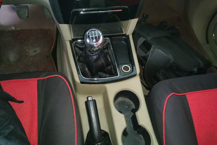 Used JMC Yusheng S350 2013 2.4T Two-Wheel-Drive Special Edition Gear Lever