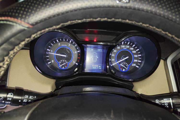 Used JMC Yusheng S350 2013 2.4T Manual Two-Wheel Drive Diesel Ultra-Luxury 5-Seater Instrument Cluster