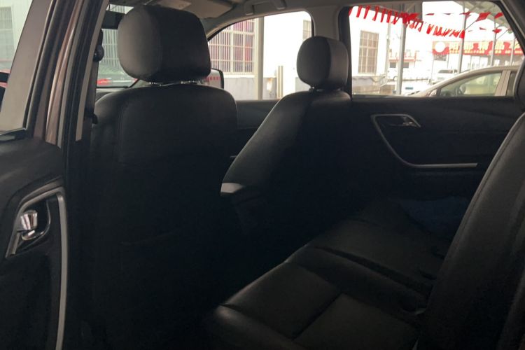 Used JMC Yusheng S350 2013 2.4T Automatic 2WD Diesel Luxury Edition 5 Seats Interior 1