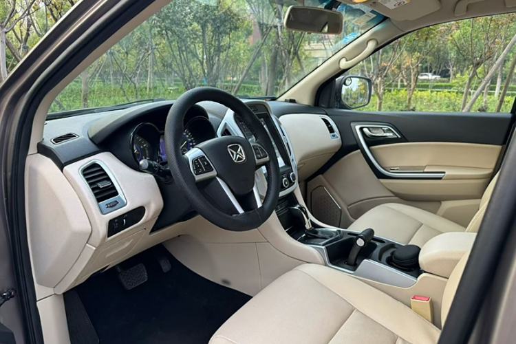 Used JMC Yusheng S350 2013 2.4T Automatic 2WD Diesel Luxury 7-Seater Interior 3