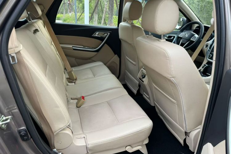 Used JMC Yusheng S350 2013 2.4T Automatic 2WD Diesel Luxury 7-Seater Interior 4