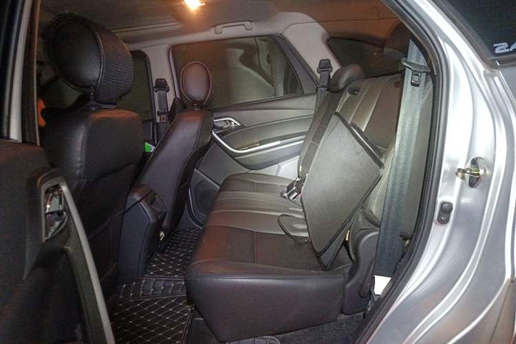 Used JMC Yusheng S350 2013 2.4T Automatic 2WD Diesel Ultra-Luxury 5-Seater Left Rear Seat