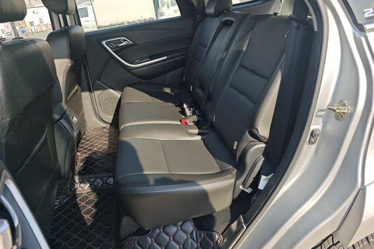 Used JMC Yusheng S350 2013 2.4T Automatic 2WD Diesel Luxury Edition 5 Seats Left Rear Seat