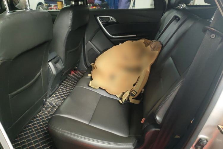 Used JMC Yusheng S350 2013 2.4T Automatic 2WD Diesel Luxury Edition 5 Seats Left Rear Seat