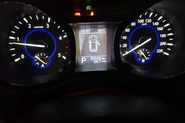 Used JMC Yusheng S350 2013 2.4T Automatic 2WD Diesel Luxury Edition 5 Seats Odometer Close Up