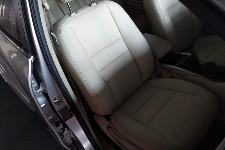 Used JMC Yusheng S350 2013 2.4T Automatic 2WD Diesel Ultra-Luxury 5-Seater Right Front Seat