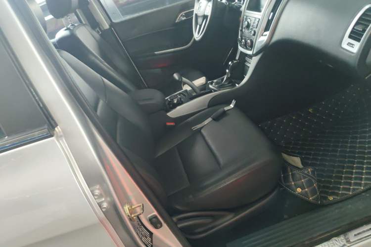 Used JMC Yusheng S350 2013 2.4T Automatic 2WD Diesel Luxury Edition 5 Seats Right Front Seat