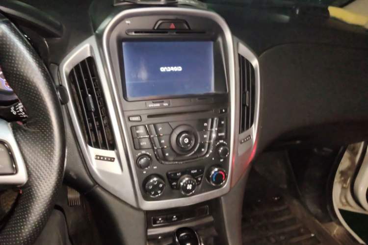 Used JMC Yusheng S350 2013 2.4T Automatic 2WD Diesel Luxury 7-Seater Audio And AC Panel