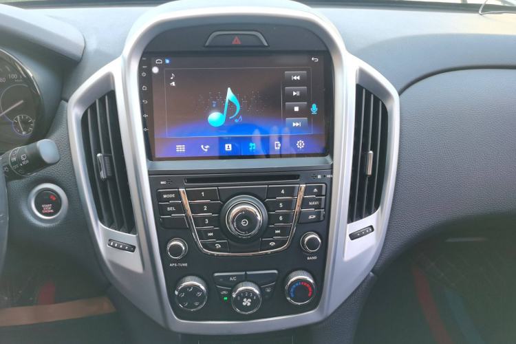 Used JMC Yusheng S350 2013 2.4T Automatic 2WD Diesel Luxury Edition 5 Seats Audio And AC Panel