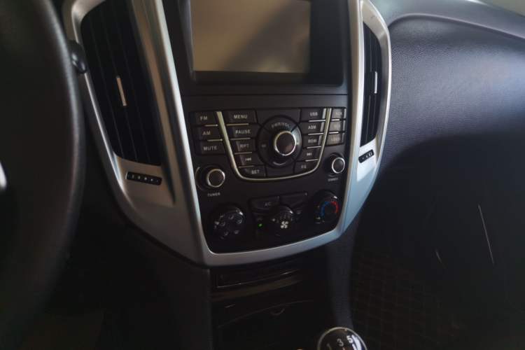 Used JMC Yusheng S350 2013 2.4T Manual 4x4 Diesel Luxury Edition 5 Seats Audio And AC Panel