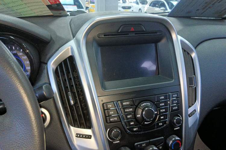 Used JMC Yusheng S350 2013 2.4T Automatic 2WD Diesel Luxury Edition 5 Seats Audio And AC Panel