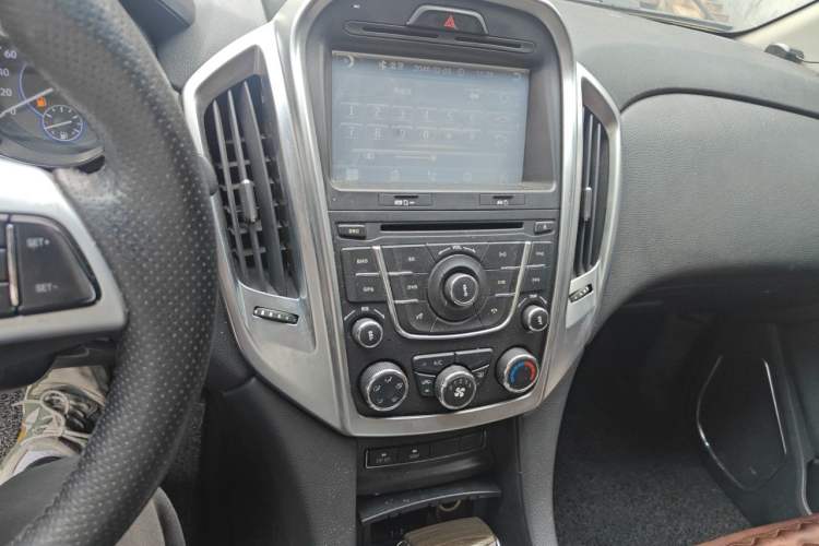 Used JMC Yusheng S350 2013 2.4T Automatic 2WD Diesel Luxury Edition 5 Seats Audio And AC Panel