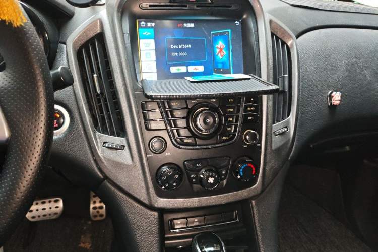 Used JMC Yusheng S350 2013 2.4T Automatic 2WD Diesel Ultra-Luxury 5-Seater Audio And AC Panel