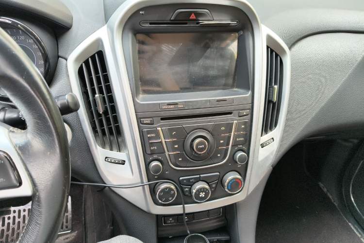 Used JMC Yusheng S350 2013 2.4T Automatic 2WD Diesel Luxury Edition 5 Seats Audio And AC Panel