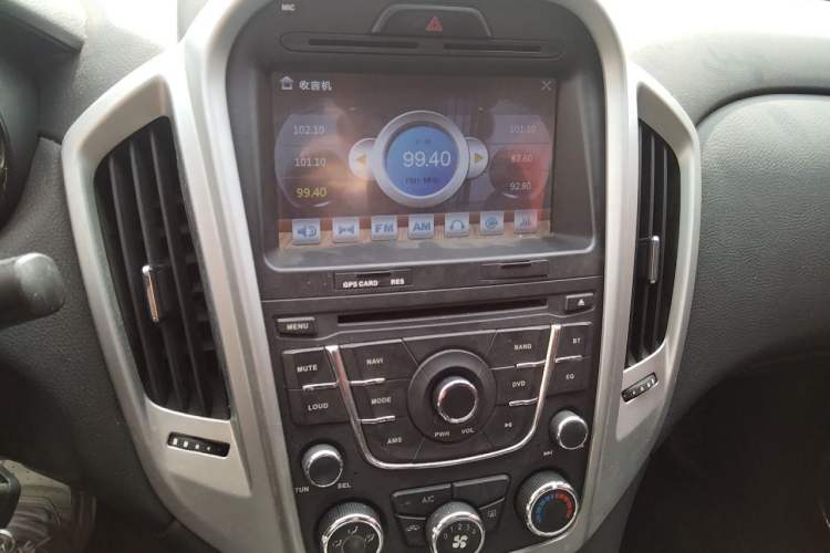 Used JMC Yusheng S350 2013 2.4T Manual Two-Wheel Drive Diesel Luxury Edition 5 Seats Audio And AC Panel