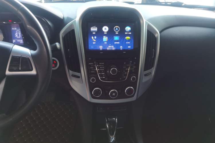 Used JMC Yusheng S350 2013 2.4T Automatic 2WD Diesel Ultra-Luxury 5-Seater Audio And AC Panel