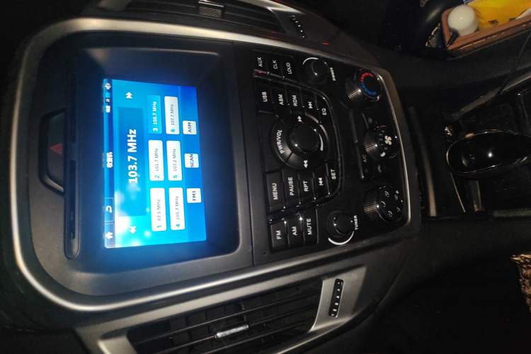 Used JMC Yusheng S350 2013 2.4T Automatic 2WD Diesel Luxury Edition 5 Seats Audio And AC Panel