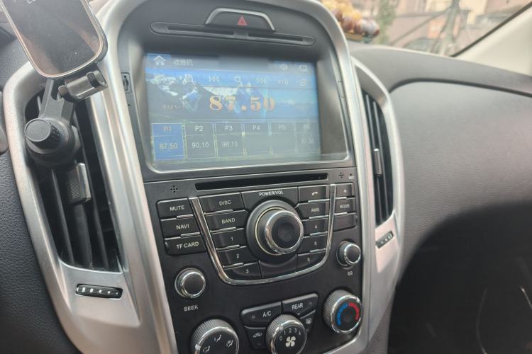 Used JMC Yusheng S350 2013 2.4T Manual Two-Wheel Drive Diesel Luxury 7-Seater Audio And AC Panel