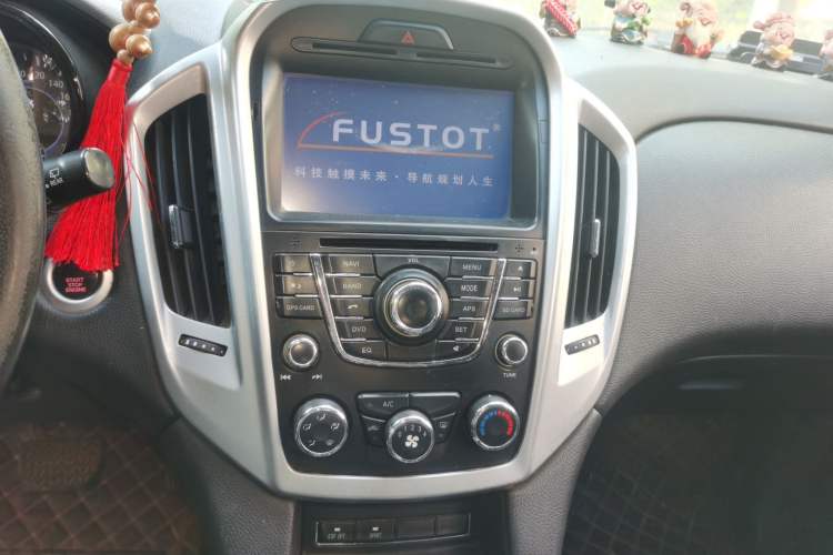 Used JMC Yusheng S350 2013 2.4T Automatic 2WD Diesel Luxury Edition 5 Seats Audio And AC Panel