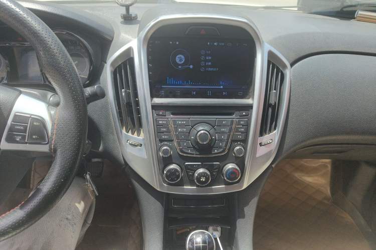 Used JMC Yusheng S350 2013 2.0T Manual 4x4 Gasoline Luxury Edition 5 Seats Audio And AC Panel