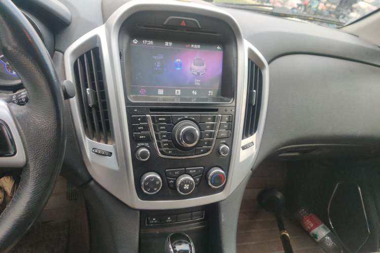 Used JMC Yusheng S350 2013 2.4T Automatic 2WD Diesel Luxury 7-Seater Audio And AC Panel