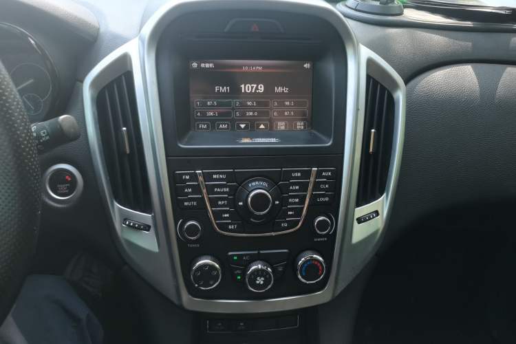 Used JMC Yusheng S350 2013 2.4T Automatic 4x4 Diesel Luxury 5-Seater Audio And AC Panel