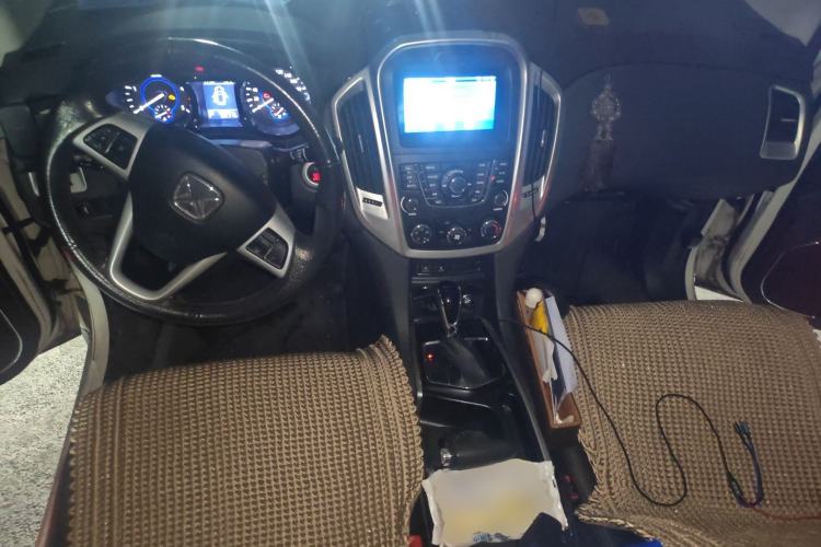 Used JMC Yusheng S350 2013 2.4T Automatic 2WD Diesel Luxury Edition 5 Seats Center Console
