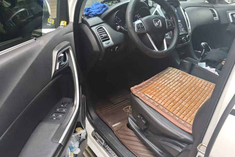 Used JMC Yusheng S350 2013 2.4T Manual 4x4 Diesel Luxury 7-Seater Driver Seat