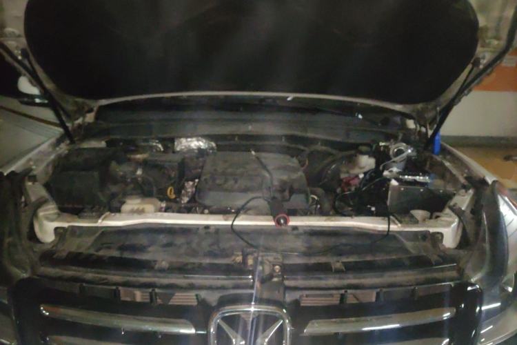 Used JMC Yusheng S350 2013 2.4T Automatic 2WD Diesel Ultra-Luxury 7-Seater Engine Bay
