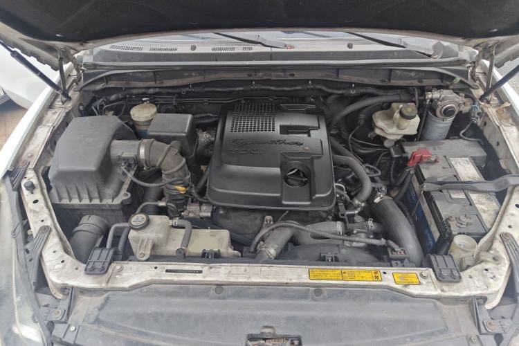Used JMC Yusheng S350 2013 2.4T Automatic 2WD Diesel Luxury Edition 5 Seats Engine Bay