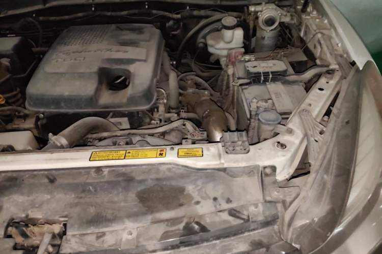 Used JMC Yusheng S350 2013 2.4T Automatic 2WD Diesel Luxury 7-Seater Engine Bay Left