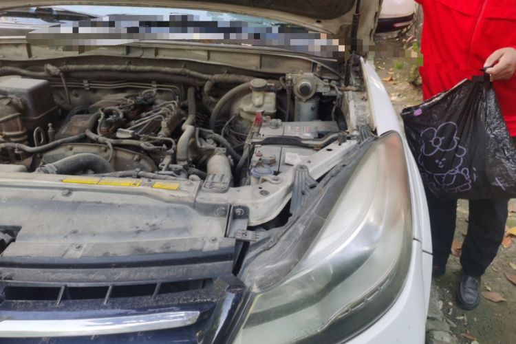 Used JMC Yusheng S350 2013 2.4T Automatic 2WD Diesel Luxury Edition 5 Seats Engine Bay Left