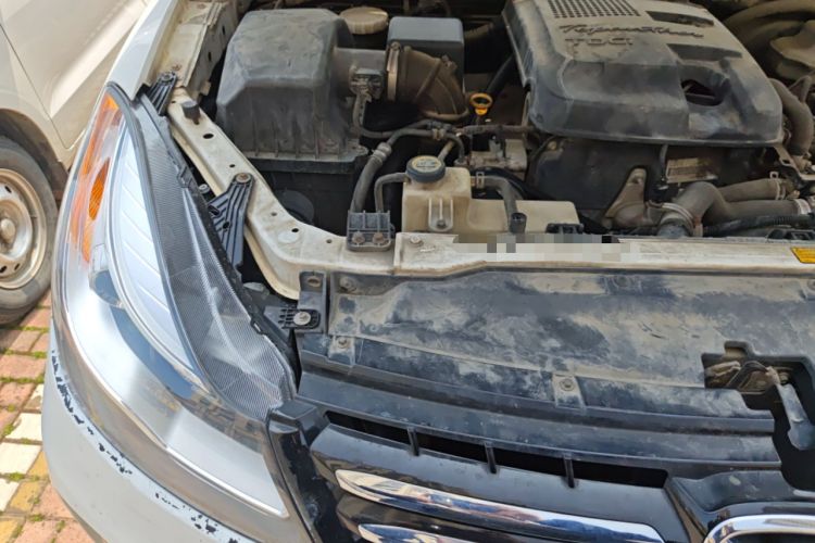 Used JMC Yusheng S350 2013 2.4T Automatic 4x4 Diesel Luxury 5-Seater Engine Bay Right