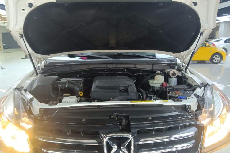 Used JMC Yusheng S350 2013 2.4T Automatic 2WD Diesel Ultra-Luxury 7-Seater Engine Bay