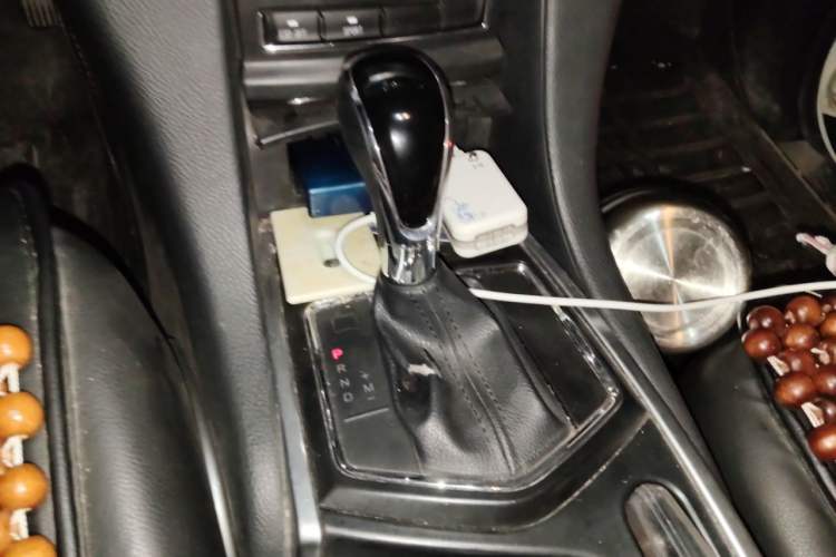 Used JMC Yusheng S350 2013 2.4T Automatic 2WD Diesel Luxury 7-Seater Gear Lever