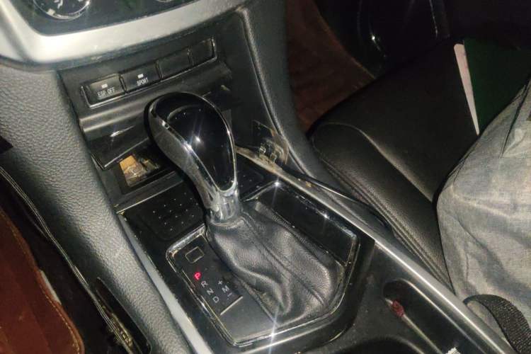 Used JMC Yusheng S350 2013 2.4T Automatic 2WD Diesel Ultra-Luxury 7-Seater Gear Lever