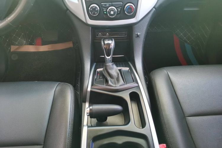 Used JMC Yusheng S350 2013 2.4T Automatic 2WD Diesel Luxury Edition 5 Seats Gear Lever