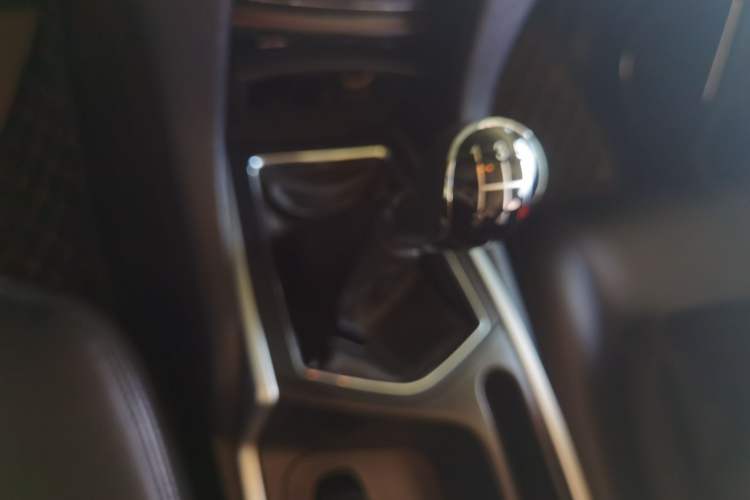Used JMC Yusheng S350 2013 2.4T Manual 4x4 Diesel Luxury Edition 5 Seats Gear Lever