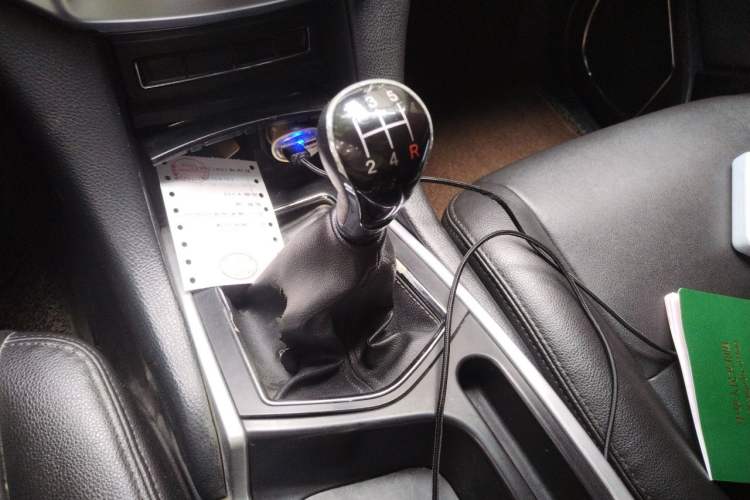 Used JMC Yusheng S350 2013 2.4T Manual 4x4 Diesel Luxury Edition 5 Seats Gear Lever