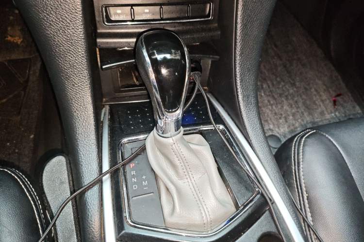 Used JMC Yusheng S350 2013 2.4T Automatic 2WD Diesel Ultra-Luxury 5-Seater Gear Lever