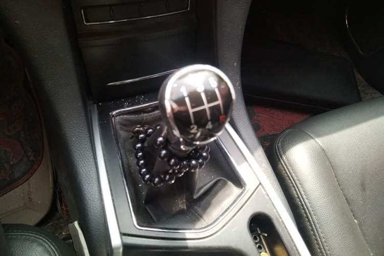 Used JMC Yusheng S350 2013 2.4T Manual Two-Wheel Drive Diesel Luxury Edition 5 Seats Gear Lever