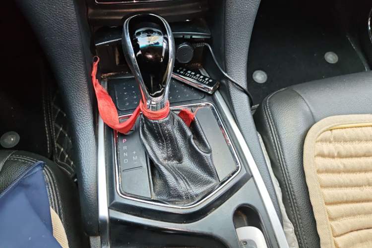 Used JMC Yusheng S350 2013 2.4T Automatic 4x4 Diesel Luxury 5-Seater Gear Lever