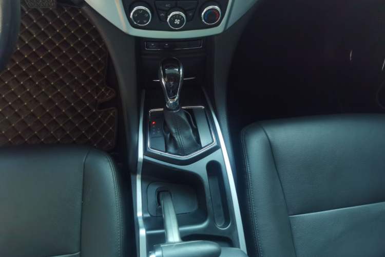 Used JMC Yusheng S350 2013 2.4T Automatic 2WD Diesel Ultra-Luxury 5-Seater Gear Lever