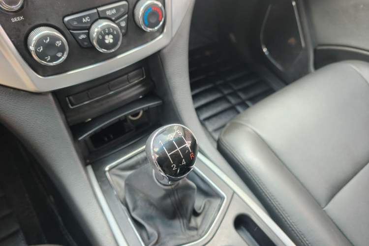 Used JMC Yusheng S350 2013 2.4T Manual Two-Wheel Drive Diesel Luxury 7-Seater Gear Lever