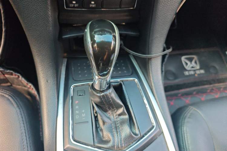Used JMC Yusheng S350 2013 2.4T Automatic 2WD Diesel Luxury Edition 5 Seats Gear Lever